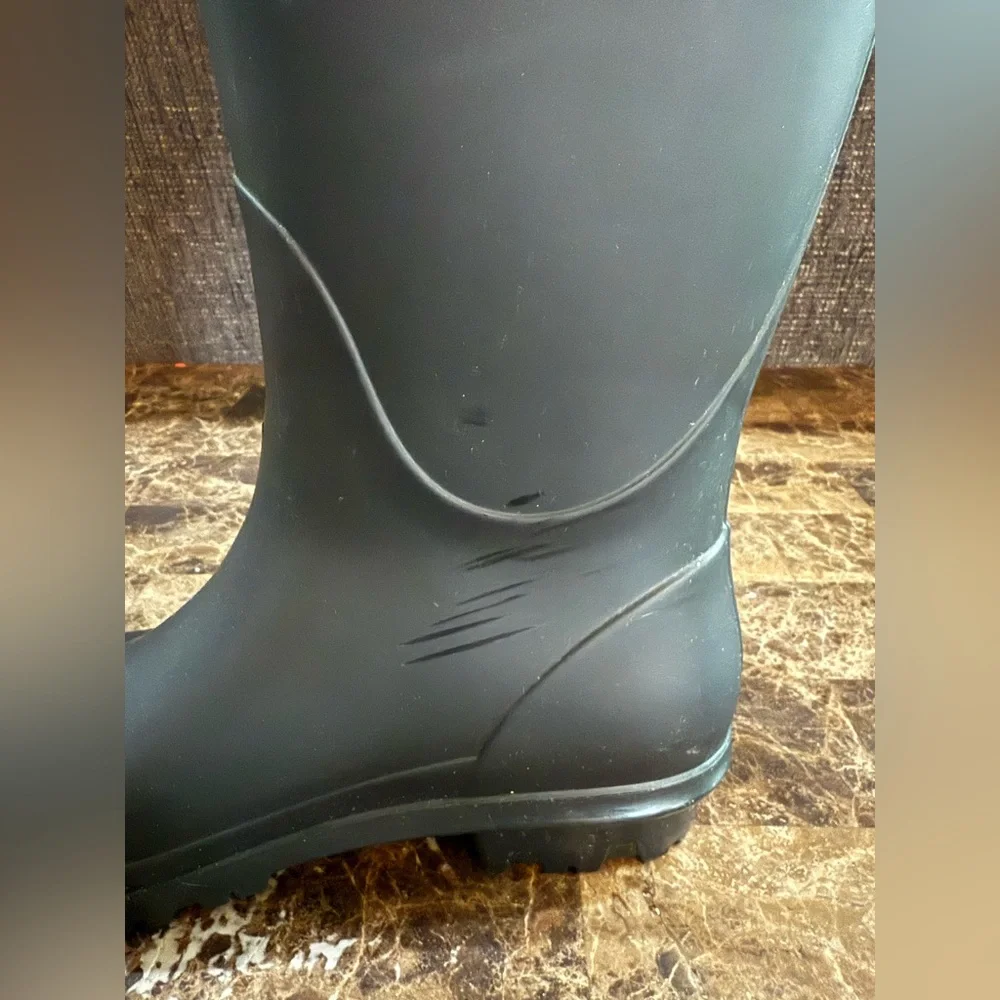 Ugg. Shelby Matte Rain boot. Black. Size 6.